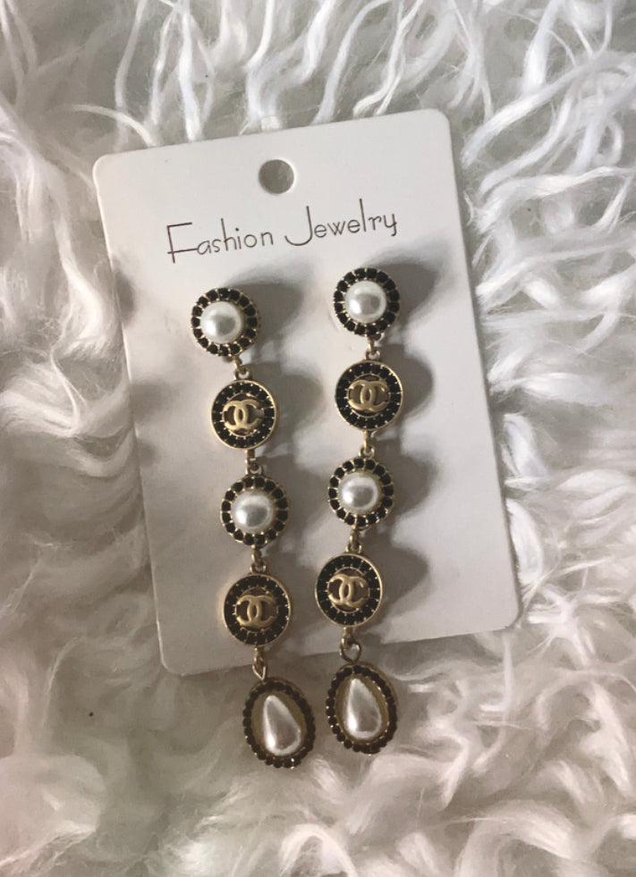 Chanel Pearl Drop Earrings With CC logo And No. 5 – Elite HNW - High End  Watches, Jewellery & Art Boutique